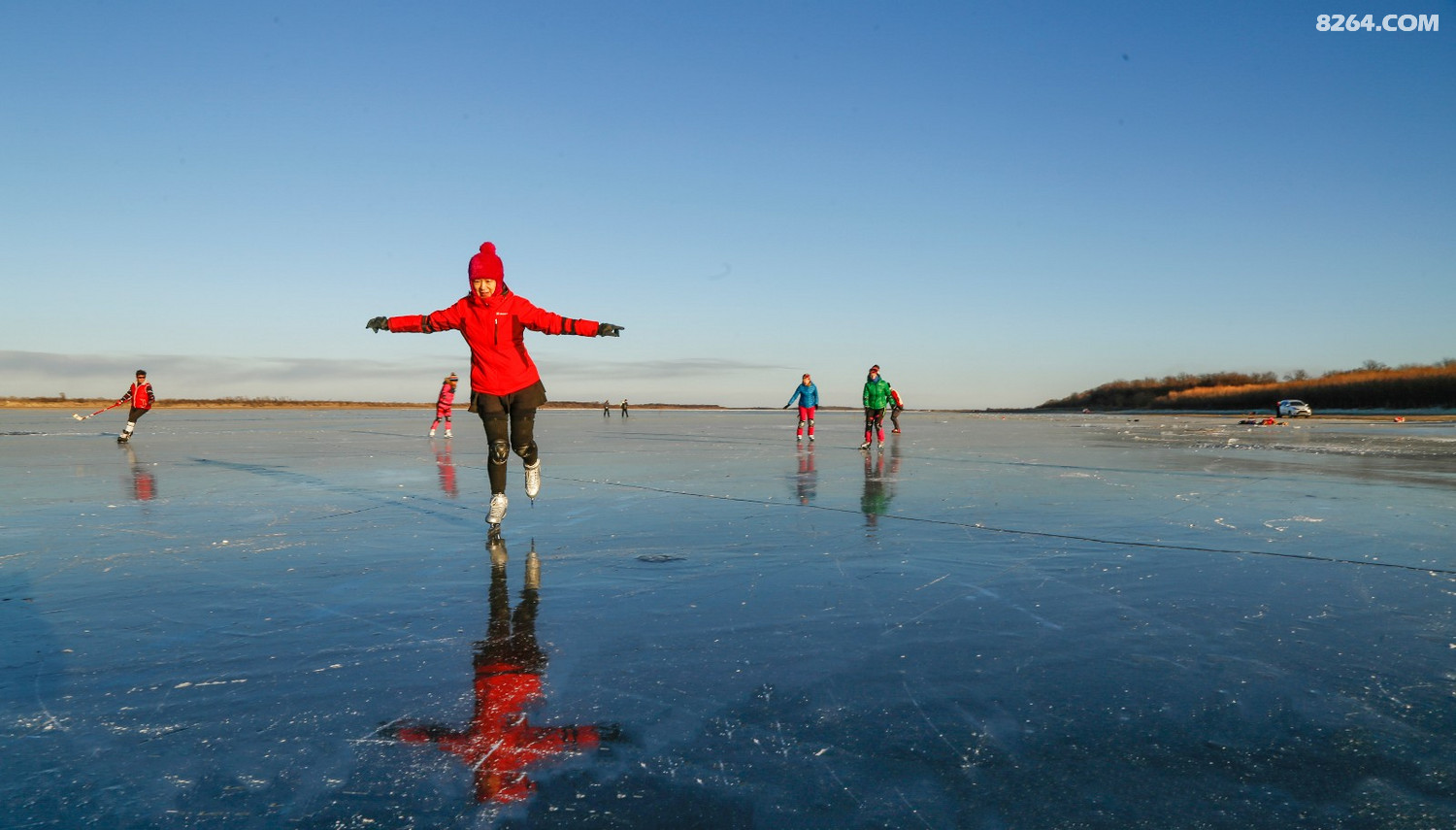 走出户外滑冰去逊克