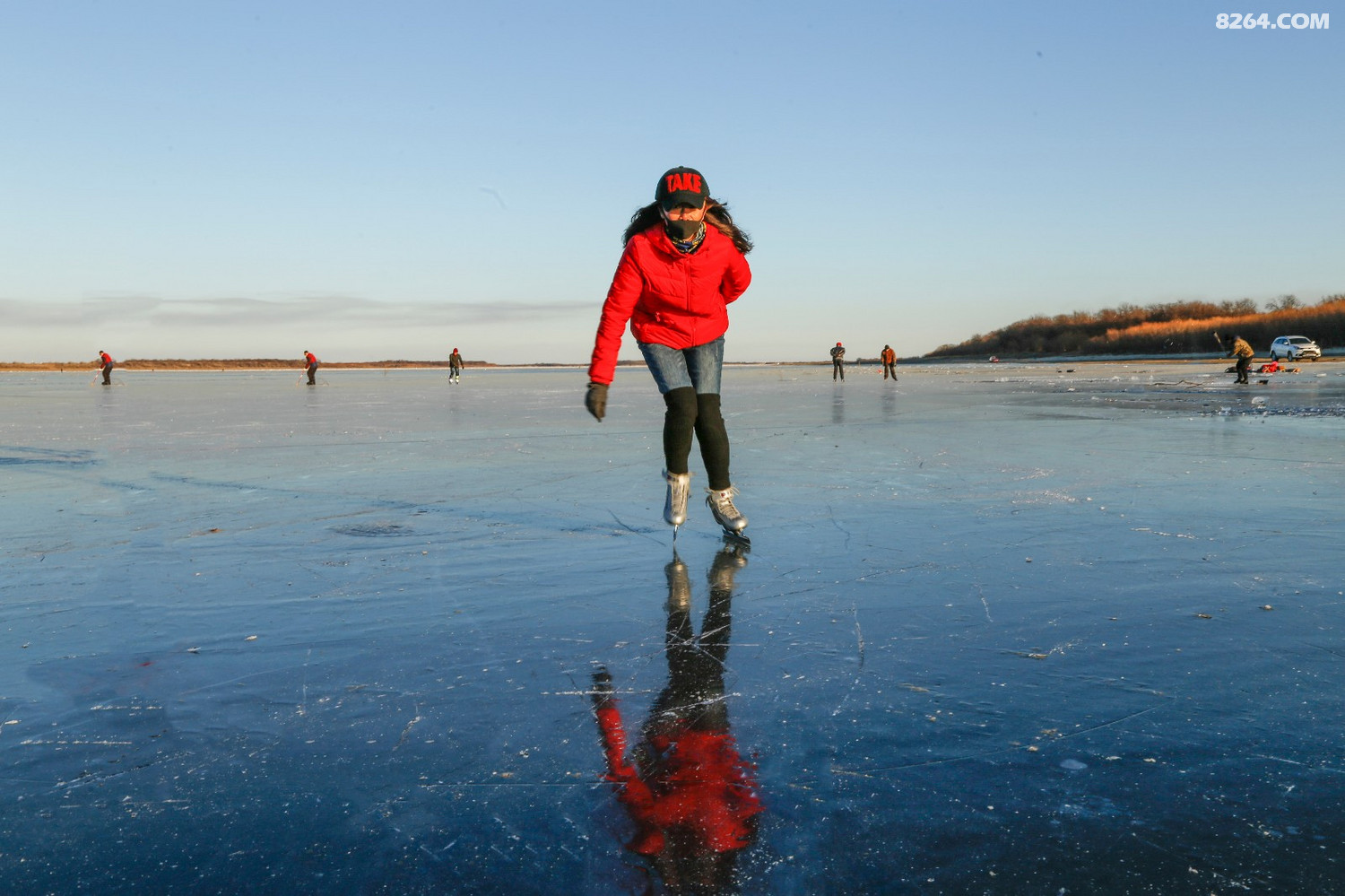 走出户外滑冰去逊克