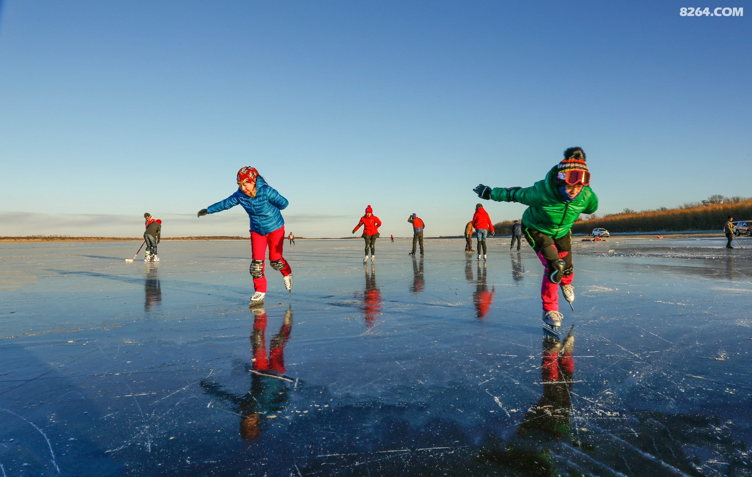 走出户外滑冰去逊克