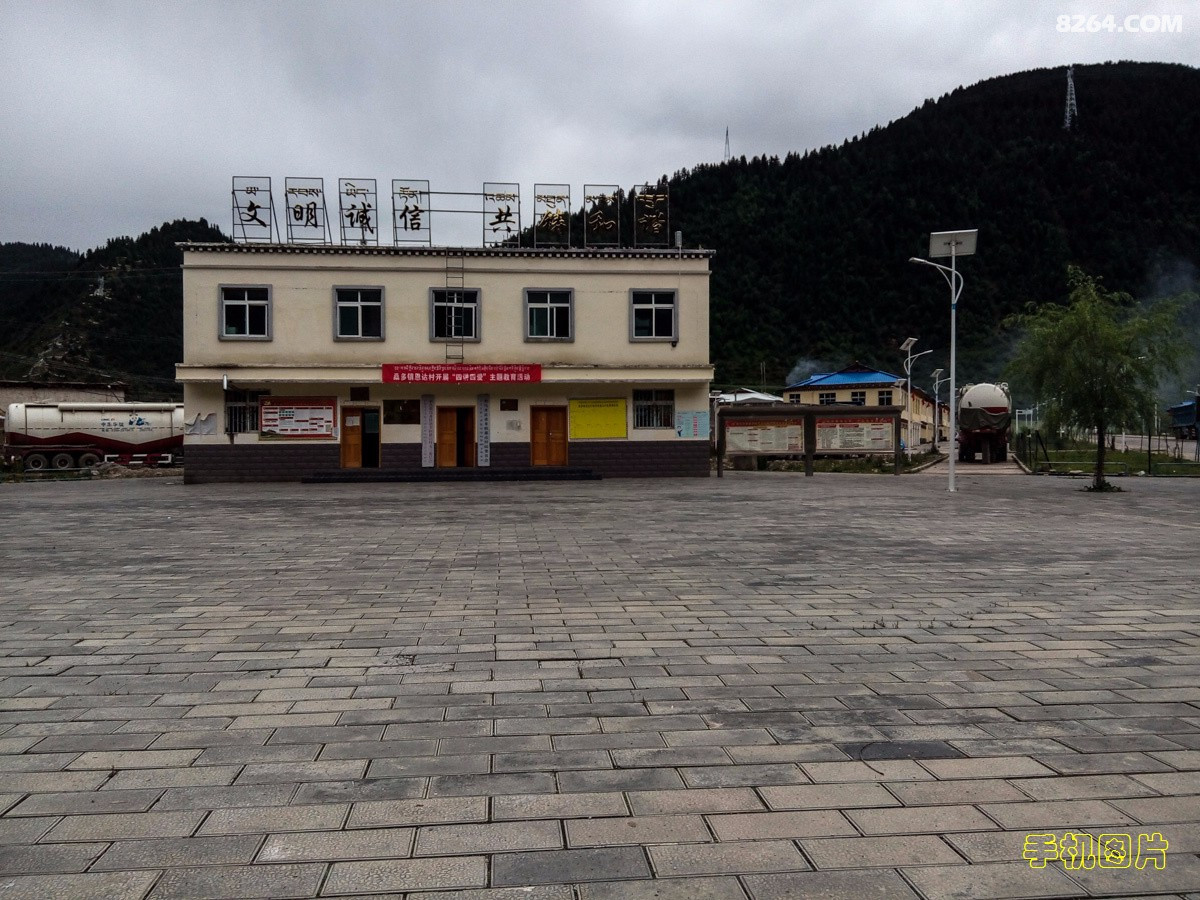 在这里稍微休息了一下,喝光了杯子里的水,准备最后一气杀到类乌齐县城