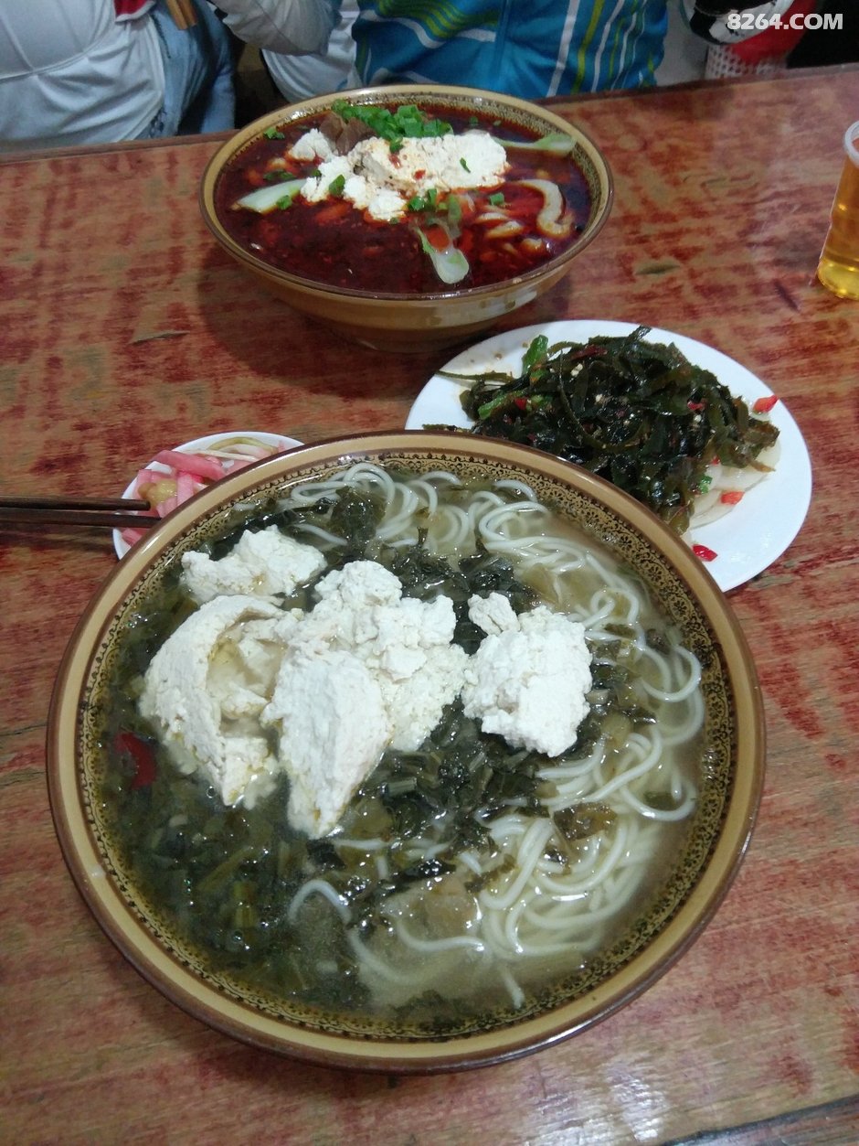 这个是酸菜豆花面中午饭晚饭一趟解决了我们没有在广元市停留,准备