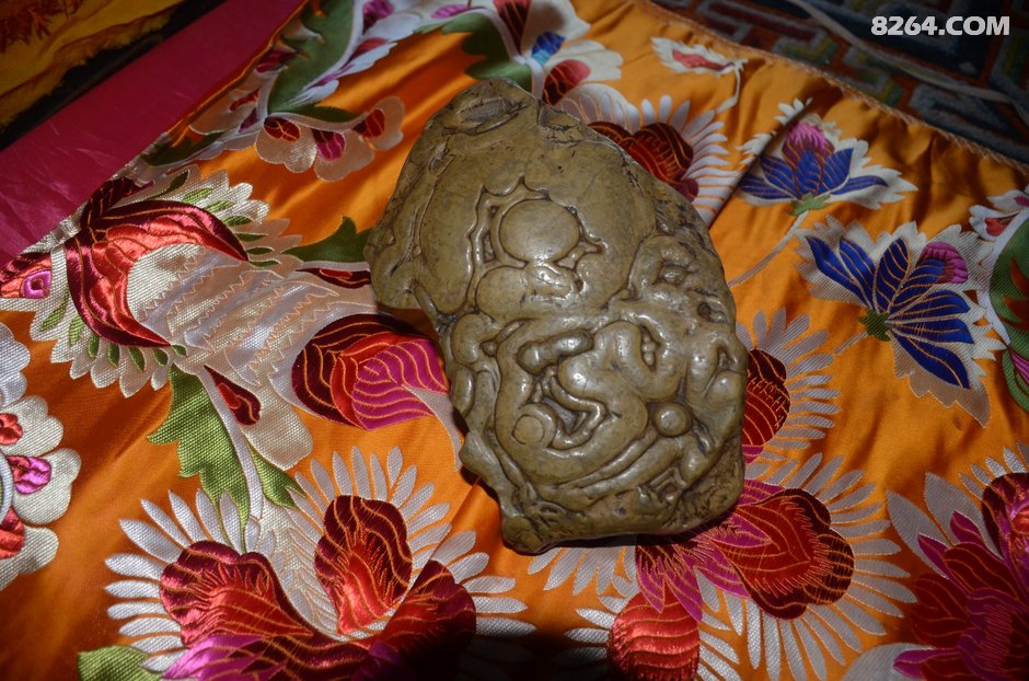 冷谷寺镇寺三宝之一:格聂之心石.