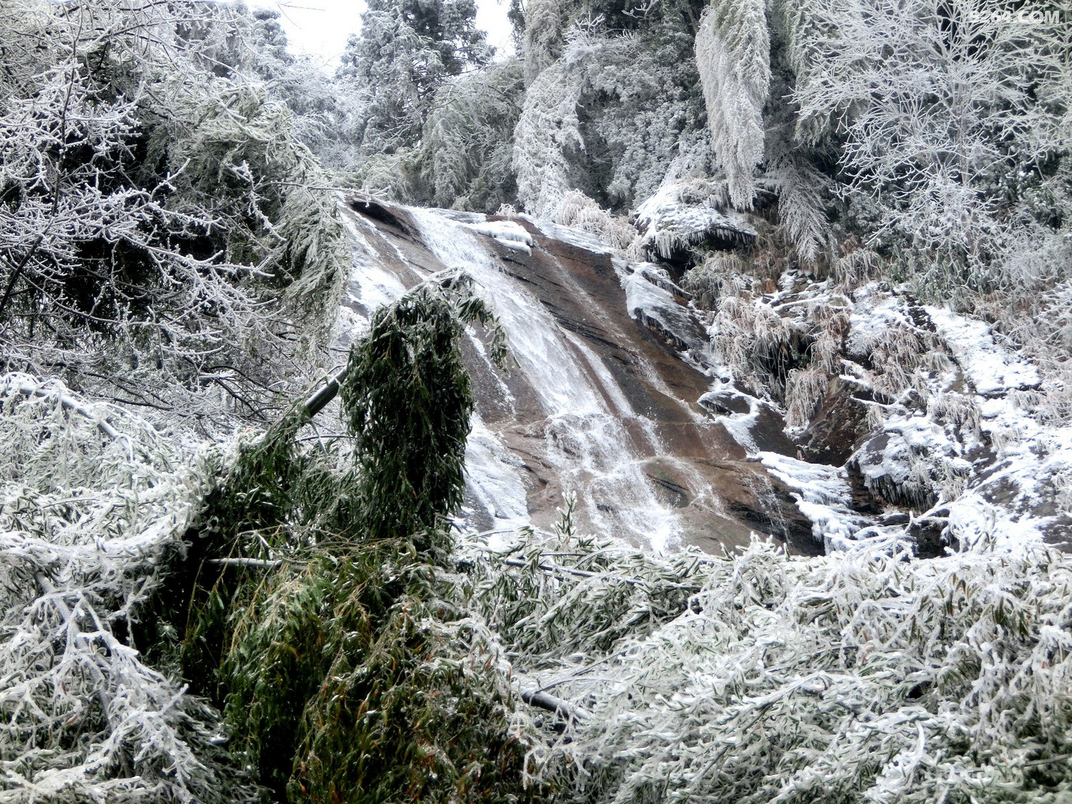 建宁县高峰古道及雄瀑的冰雪世界