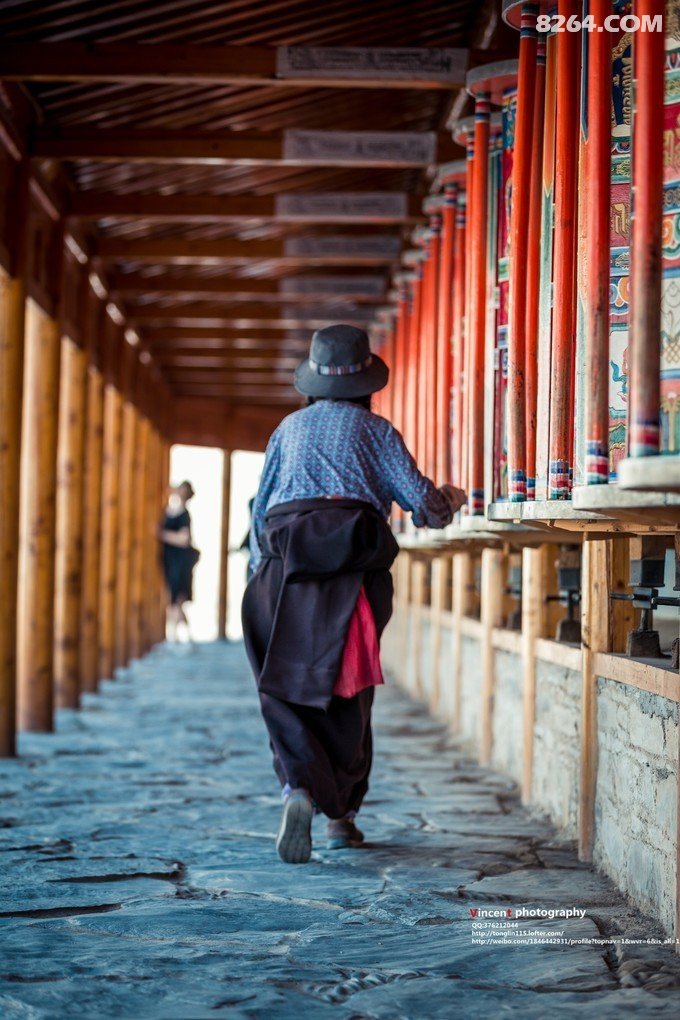 一个个远去的背影,坚定地走向心中的远方虔诚的朝拜者,手持并轻摇铜质