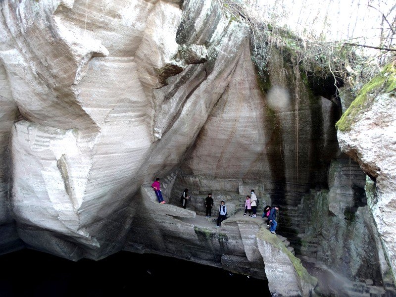登临秋湖山峦探幽洞壁琴音