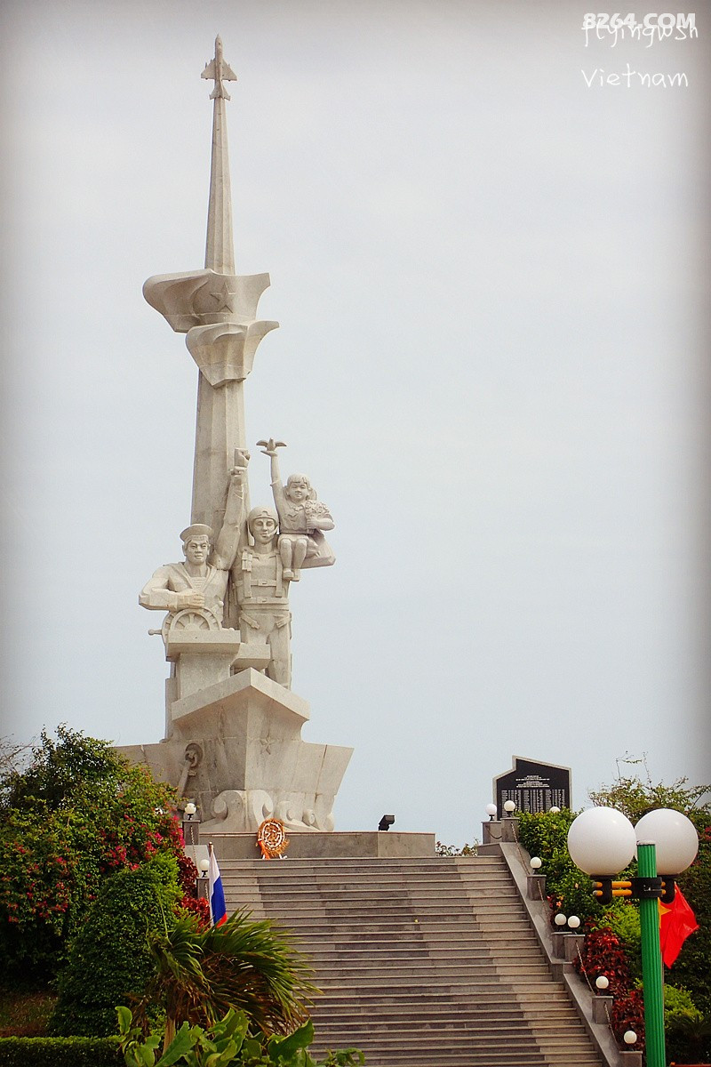 可以看见一个革命雕像广场上面挂着越南和俄罗斯的国旗