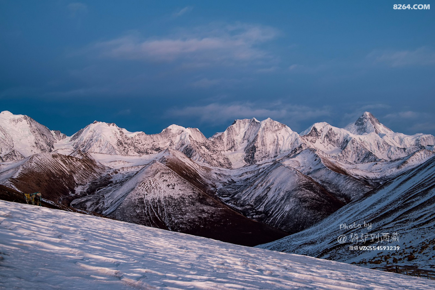 康定雅哈垭口追星遇到大雪在海拔4600米的雪山上推车