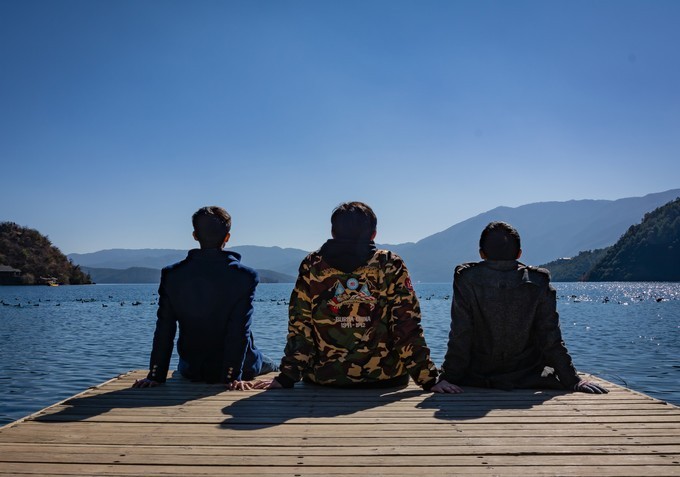 三人合照再上一张,背影款式噢!中间那个太胖,占了两个人的位置啊!
