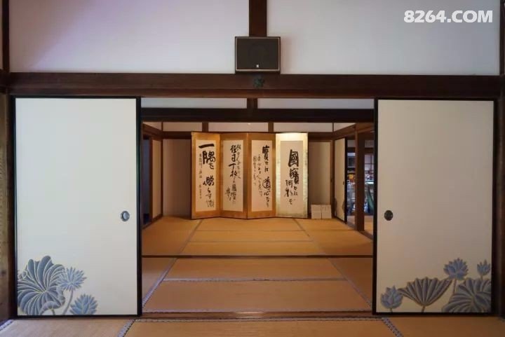 整个建筑需脱鞋参观,双脚踩在木质的门廊走道,静默穿行于宸殿,小御所