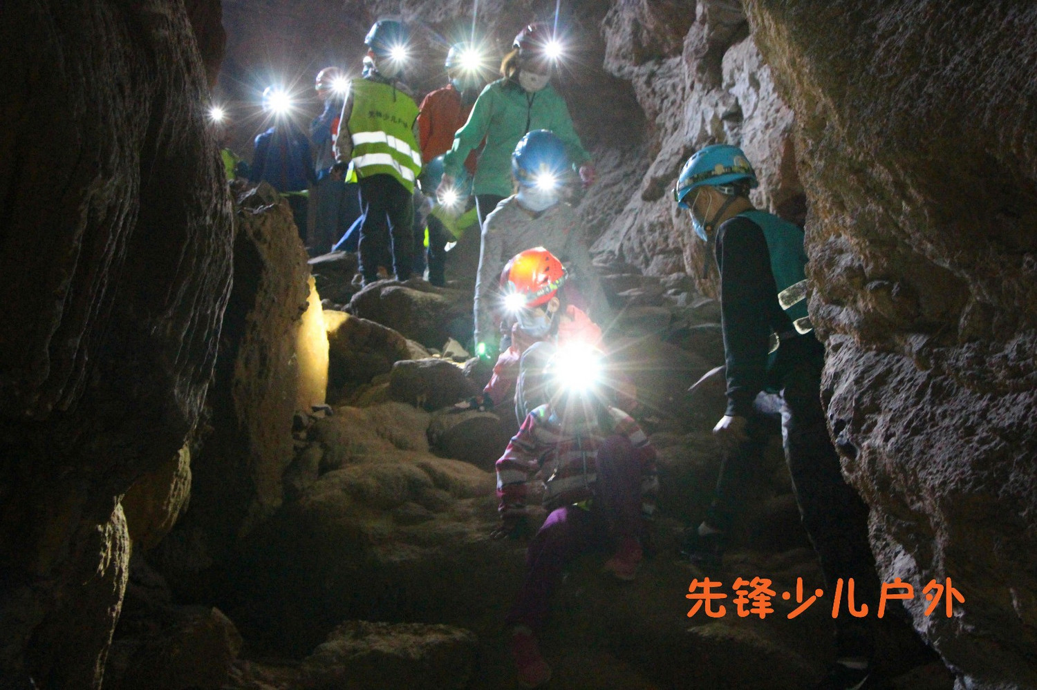 儿童探洞历险之洞穴溜索体验---先锋少儿户外