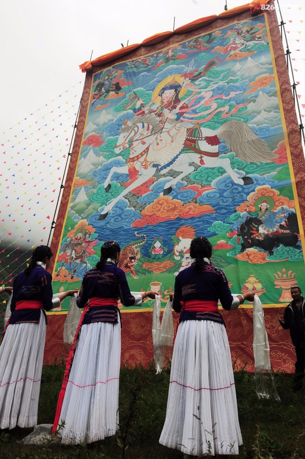 人们把从家里带来的经幡挂在山上祭拜格母女神山,希望她能保佑这一