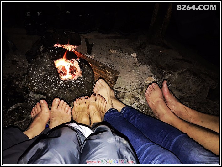 一路上有人的鞋里都走出水响了,晚上火塘烤脚是必须的,很舒服.
