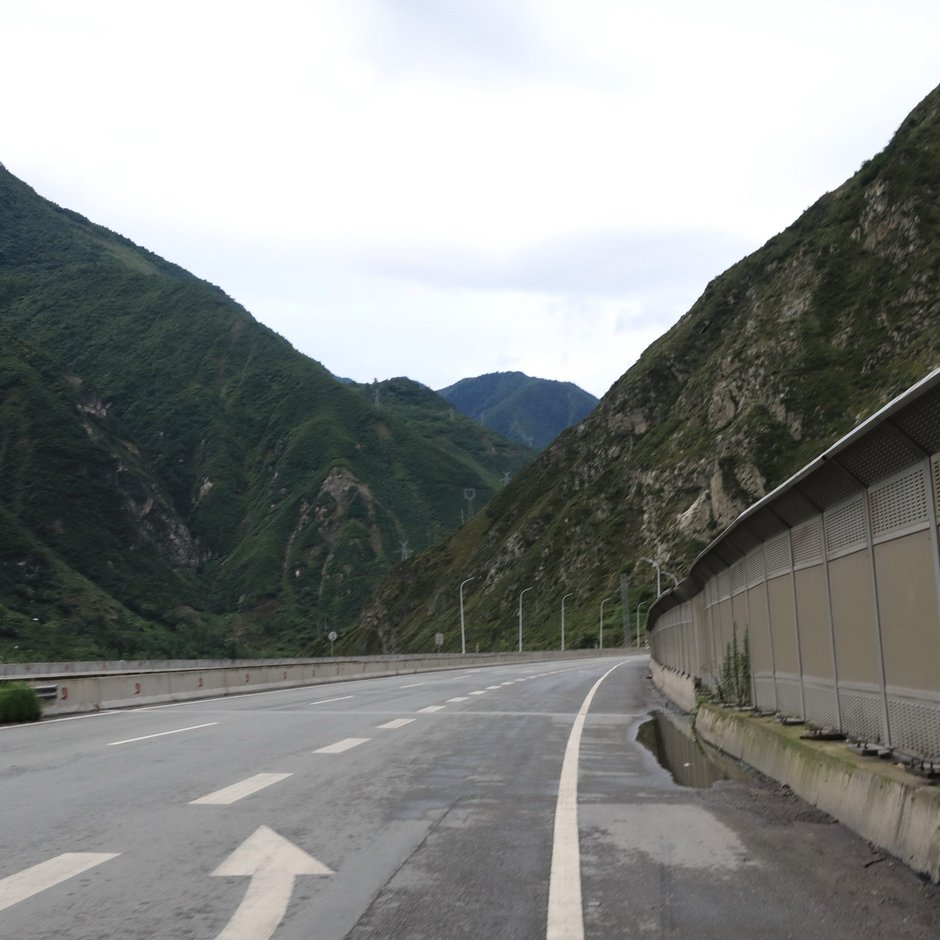 这里高速和g213并行,可以看到国道上停的一些车,猜想可能是前后路都断