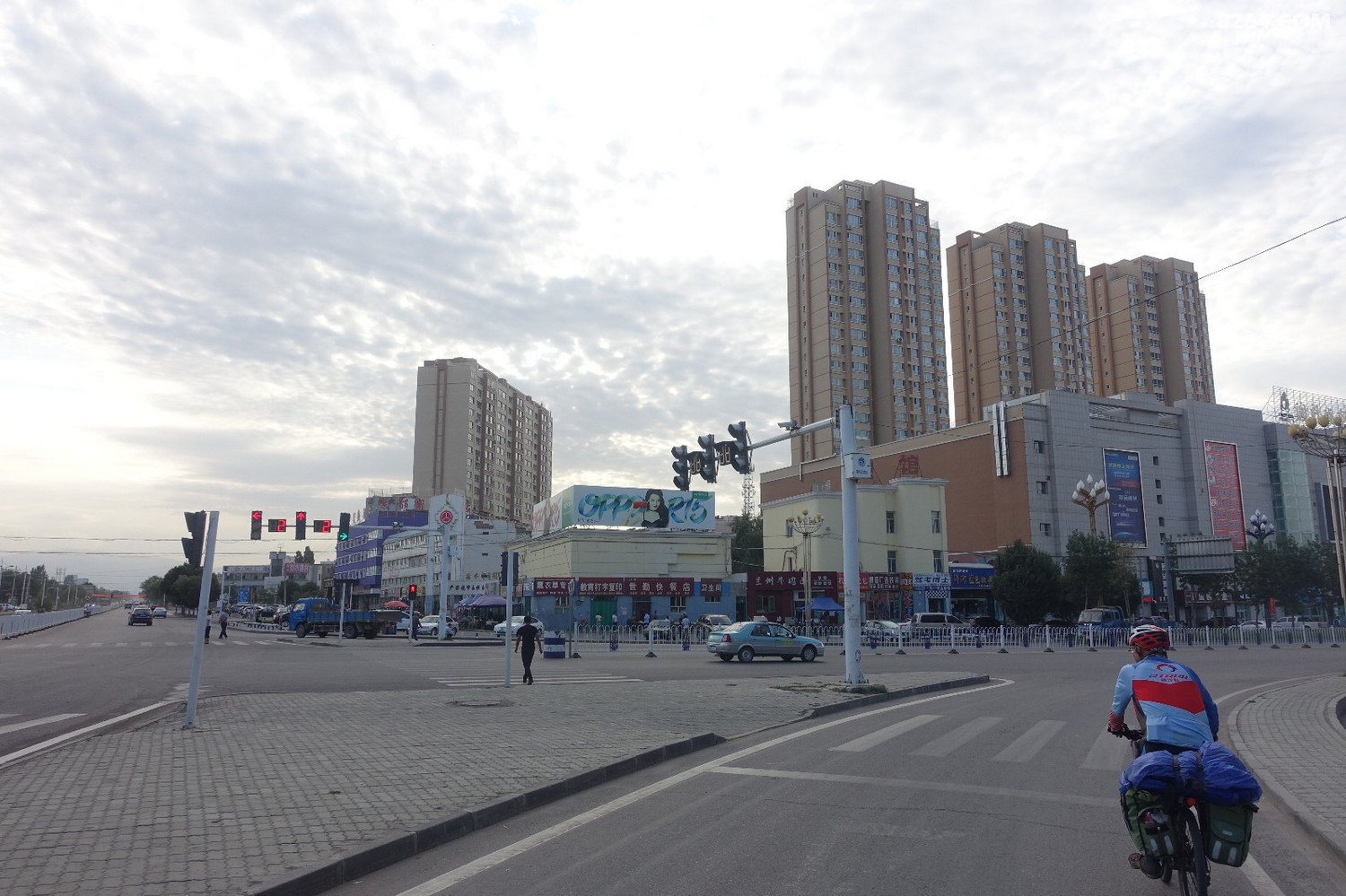 下高速到了清水镇,清水是霍城县的一个镇,但清水的繁华程度要盖过霍城