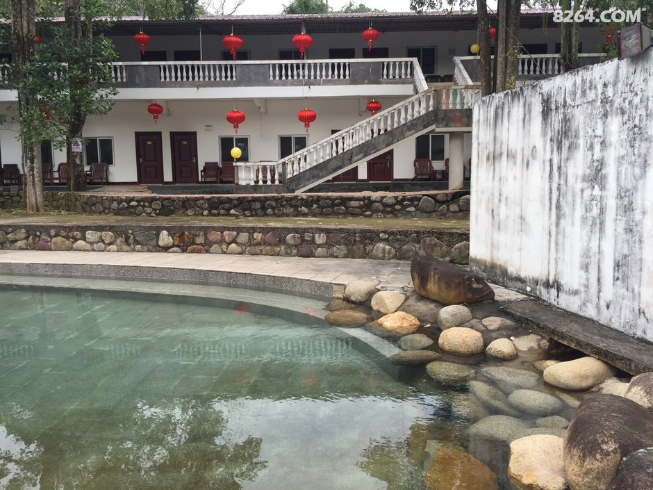 入住峒中温泉,300元一间s325现在是边境线g219国道的一部分,旧的里程