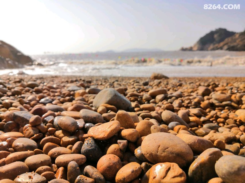 珍珠滩主要是以少见的黄沙与鹅卵石混合的沙滩,被海水日复一日冲刷后