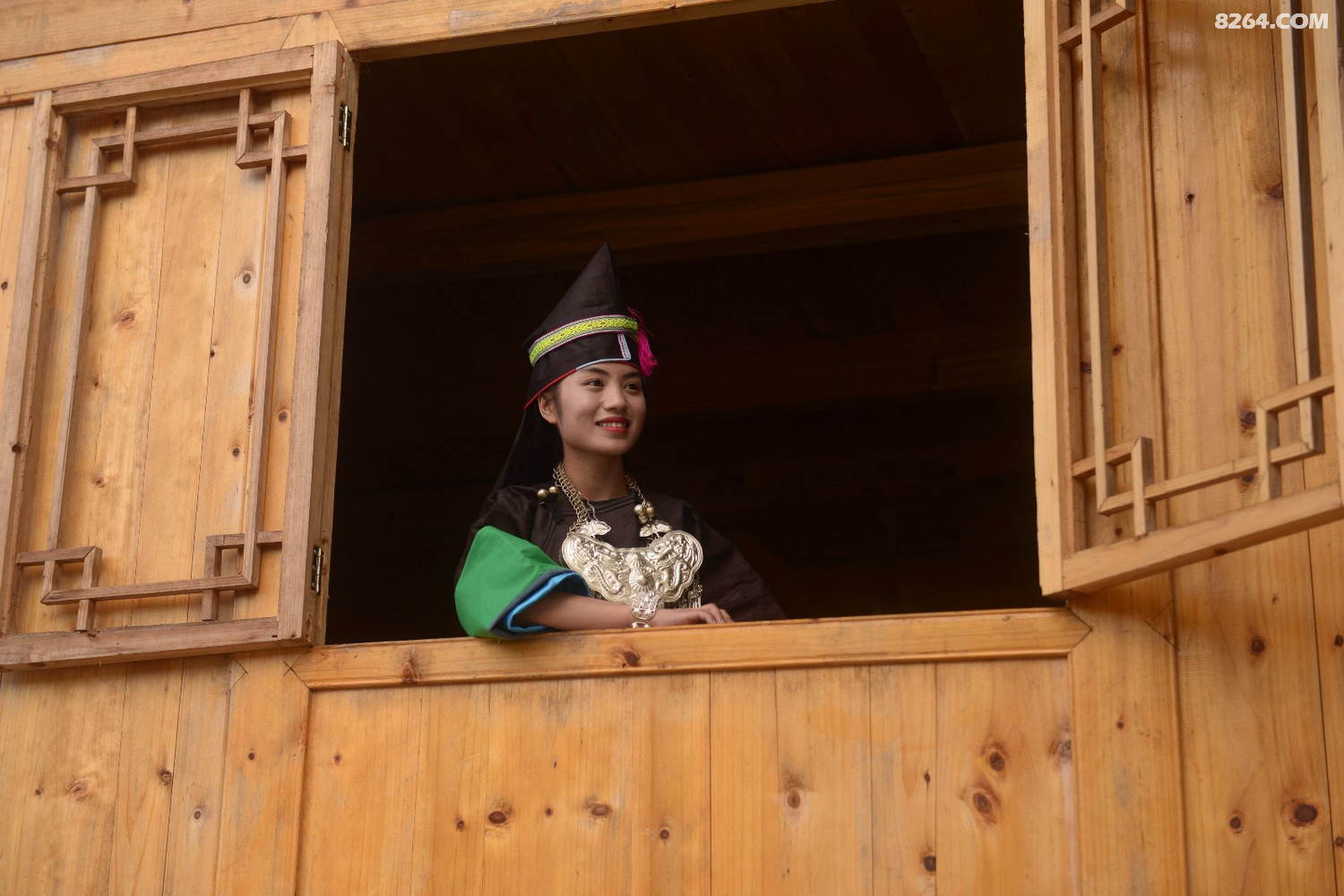 空申苗寨的超短裙