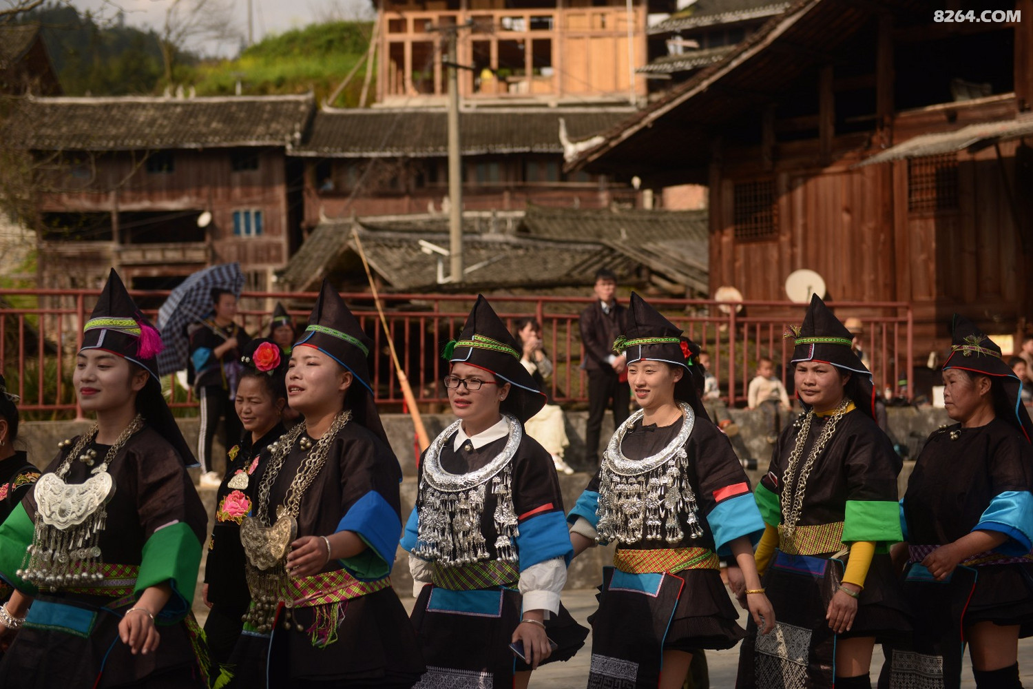 空申苗寨的超短裙