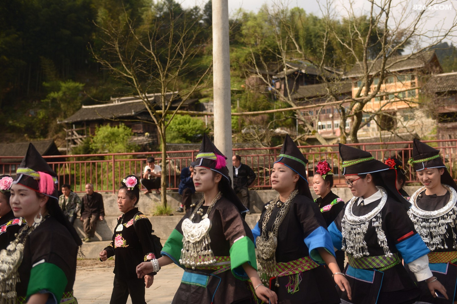 空申苗寨的超短裙