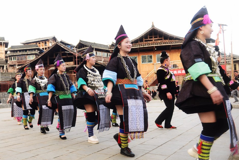 空申苗寨的超短裙