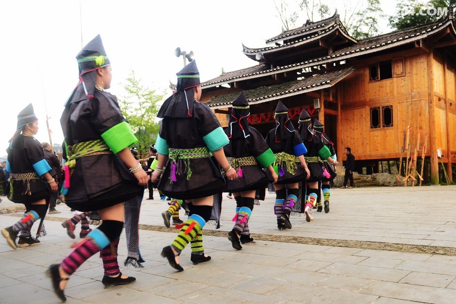 空申苗寨的超短裙