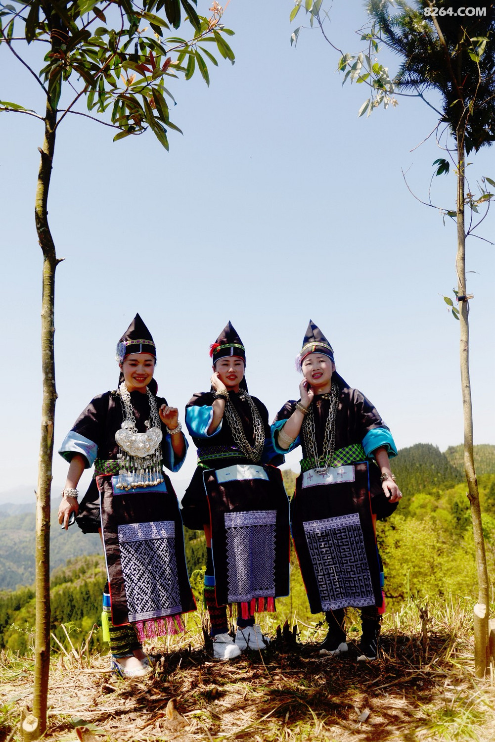 空申苗寨的超短裙