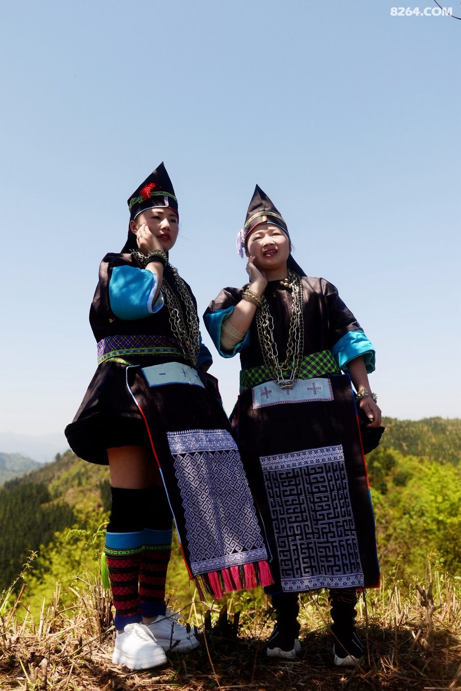 空申苗寨的超短裙