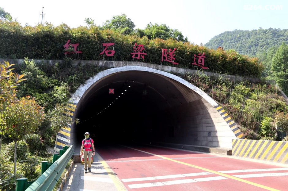 8公里的红石梁隧道后,敏慧说,她用了学过的所有和意念相关的方法,感受