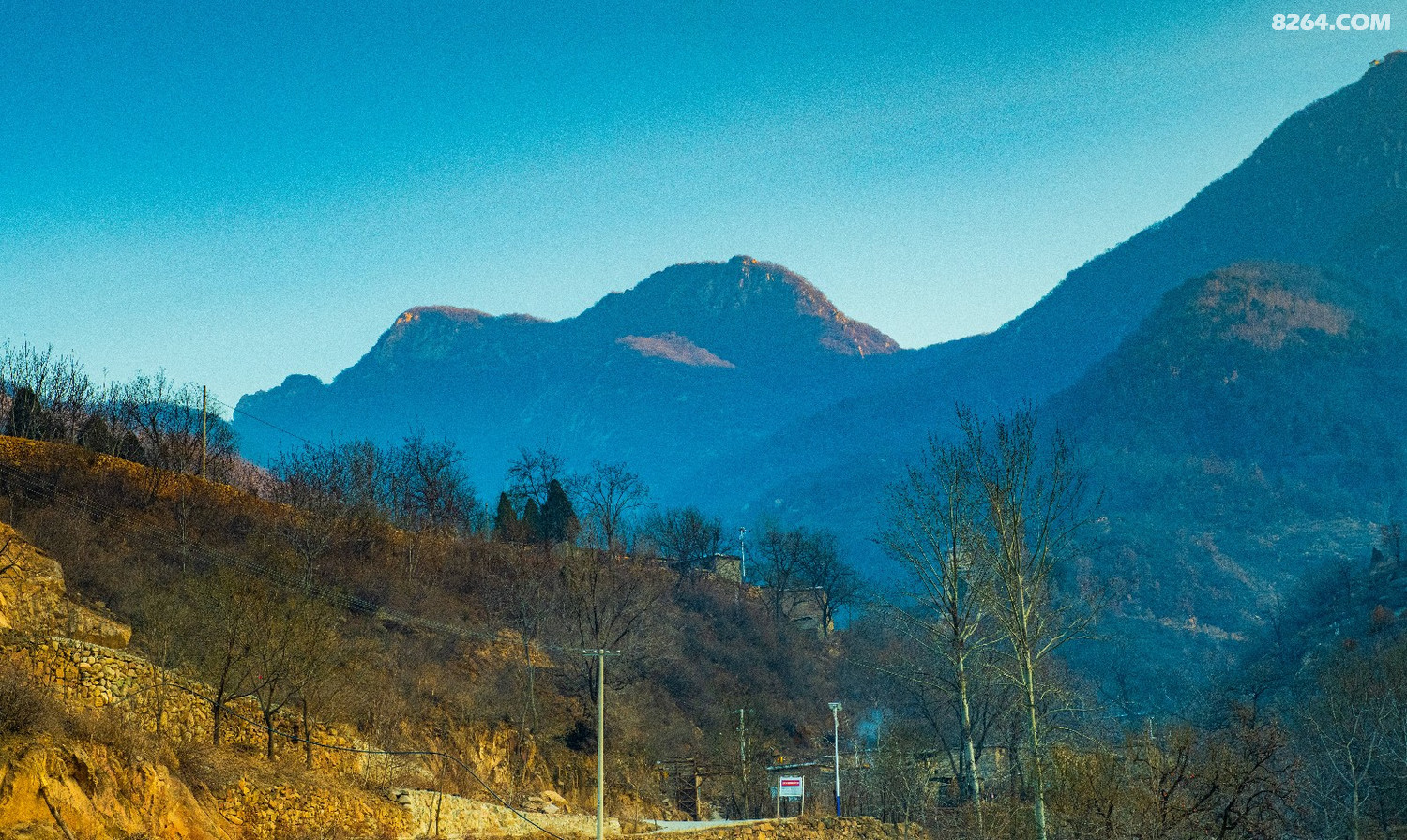 内丘灵霄山云海仙游美味朵颐山庄皇家酒窖藏驴友情