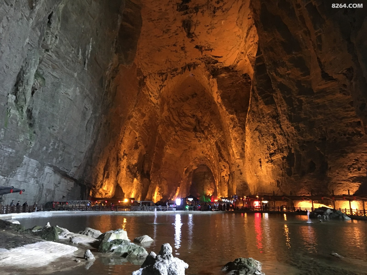 百度介绍:腾龙洞风景名胜区由水洞,旱洞,鲤鱼洞,凉风洞,独家寨