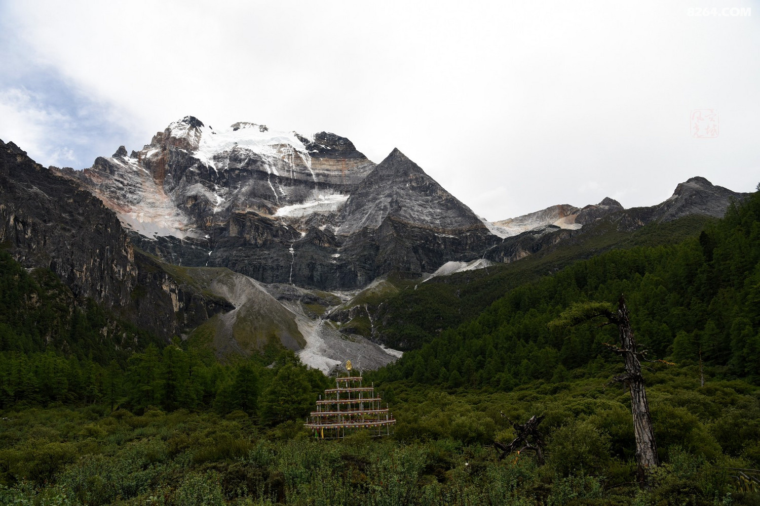 在稻城亚丁珍珠海观赏仙乃日神山风采