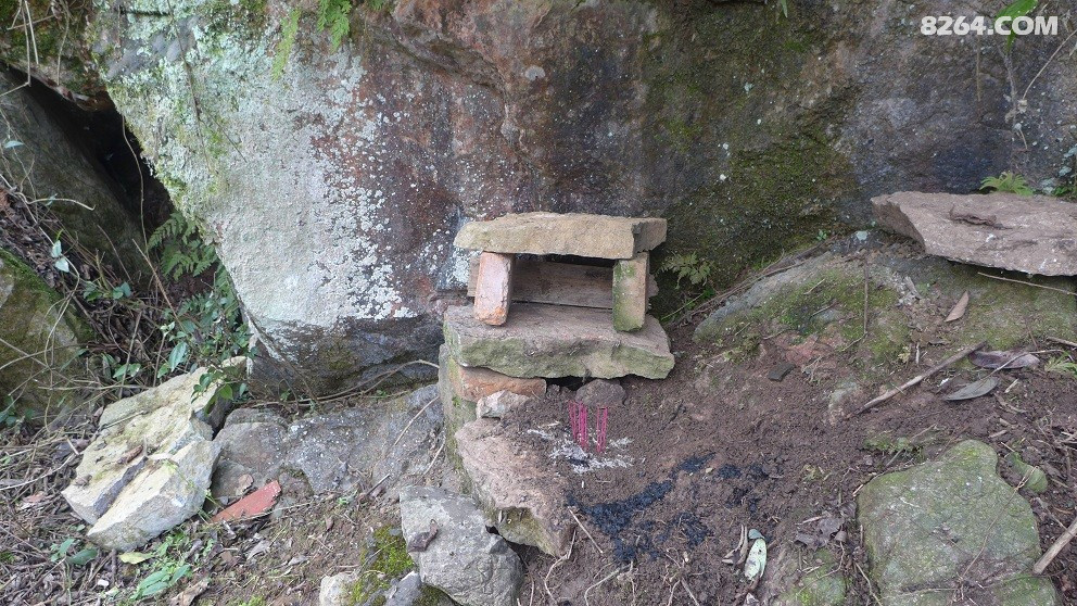 金银岩土地庙小庙.jpg