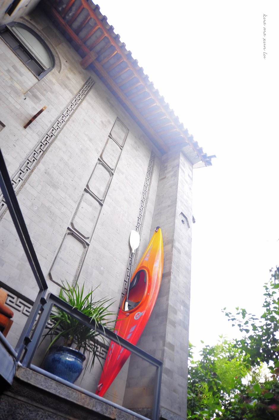 有一处半岛伸入海中,三面临海,位置很好,画家赵青设计的,以"青庐"为