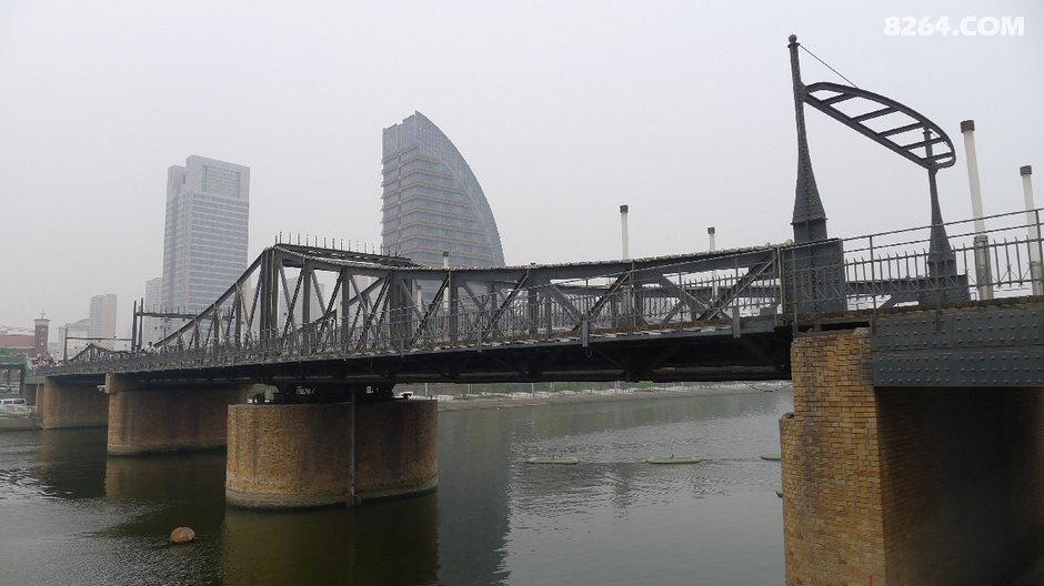 沿着岸边一直骑,来到了金汤桥,解放军就是在这里会师,是解放天津的