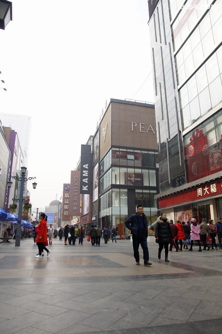 2001年5月8日,成都市政府对成都市春熙路商业步行街改扩建工程全面