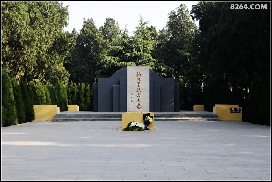 张兆丰烈士墓西侧即左权将军墓.