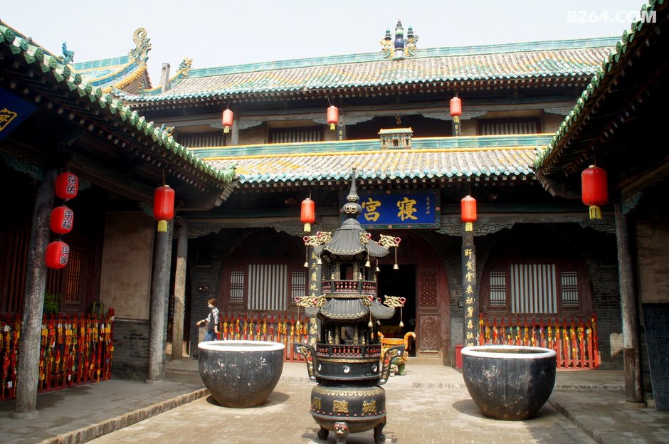 在这里有城隍庙·财神庙·灶君庙,是一座以城隍庙为主体的在位置上三