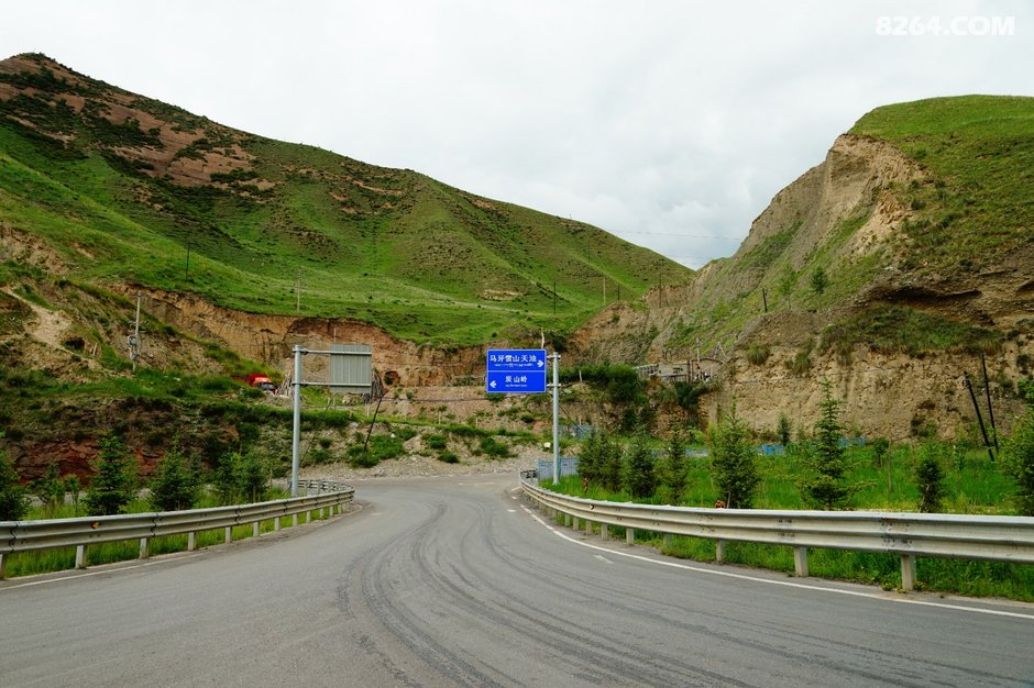 下来就到炭山岭三岔口下到半坡,还是用相机拍了一张,由于天阴,效果就