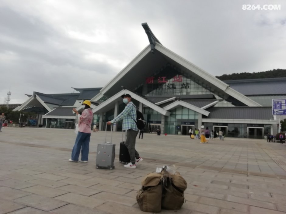 慢慢悠悠的坐公交到达丽江火车站,云雾缭绕的远山,冷冷清清的车站.