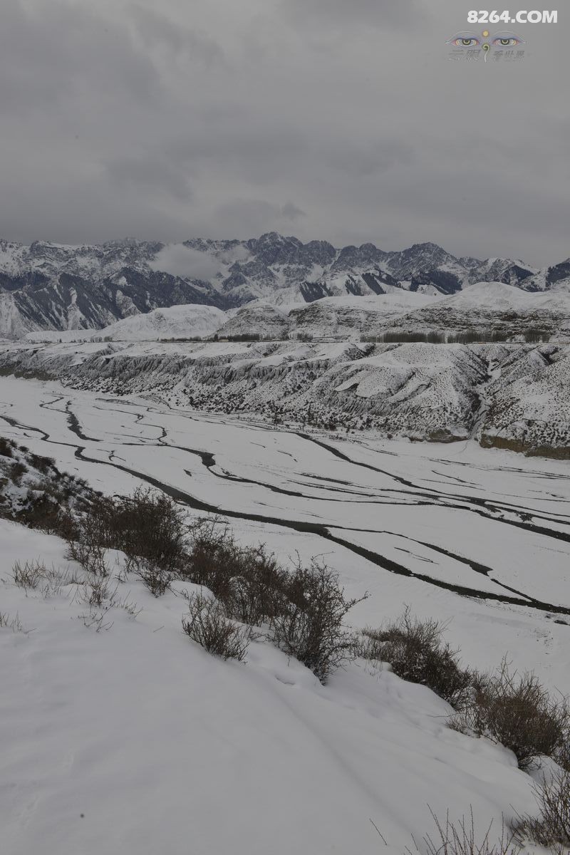 白雪茫茫的山野峡谷和牧民人家