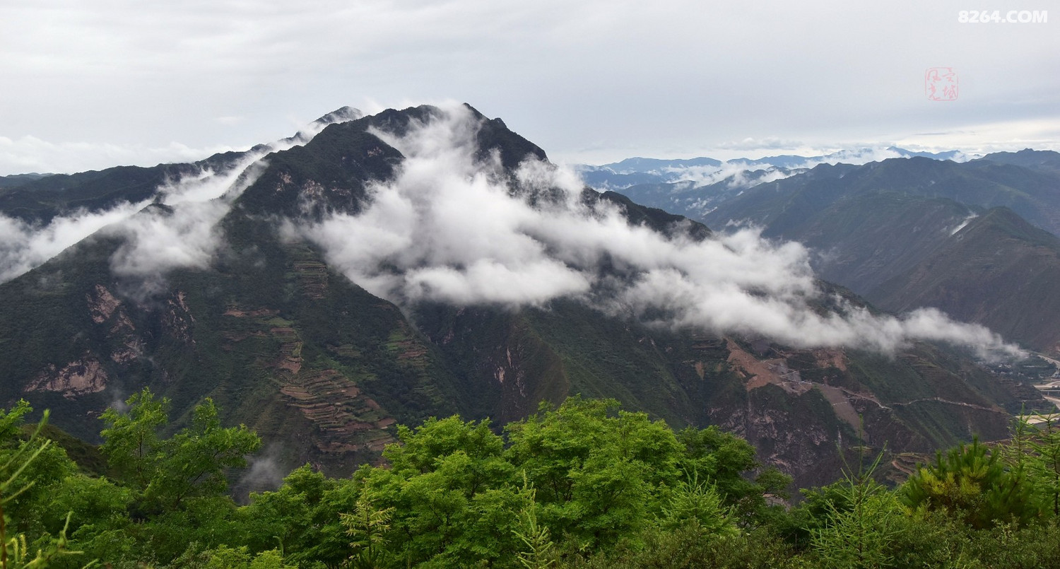 白云映衬下的大山风光