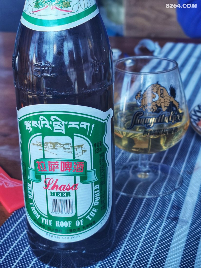 中午晚上连喝两次受不了了,投降认怂,哈哈哈老友上来就带我喝拉萨啤酒
