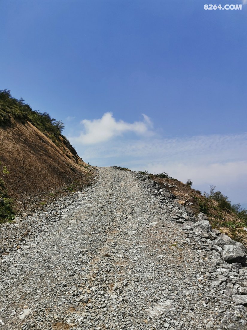 基本在山巅上骑行,视野开阔,大风电车,在蓝天白云下挺拔着,势与天高