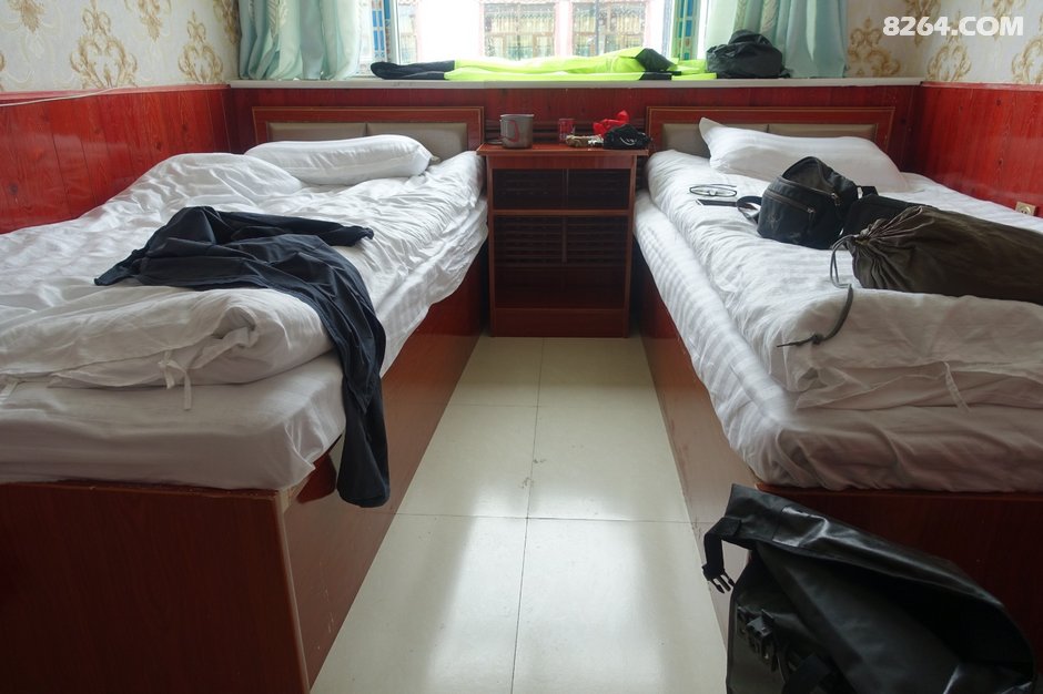 花石峡镇街头景色.简单的晚餐.西红柿蛋汤,白饼.