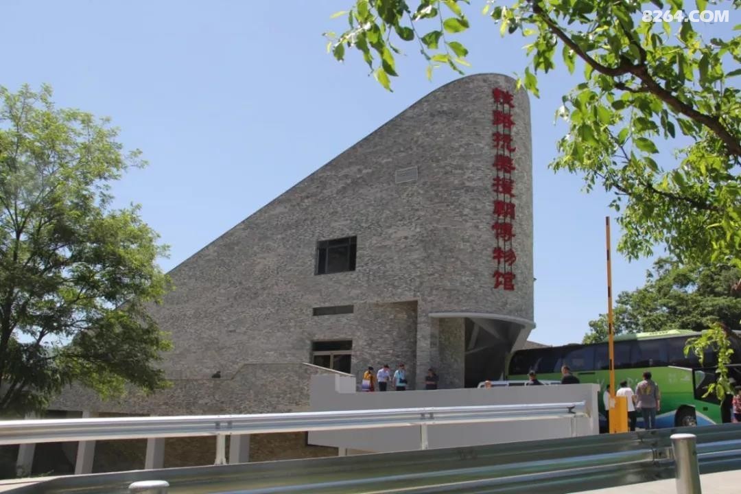 沈阳铁路局对指挥所旧址进行复建,图为复建后) 铁路抗美援朝博物馆 以