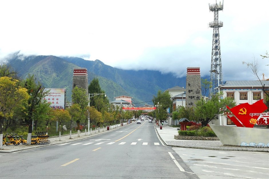 中午一点到达米林县城吃中饭.