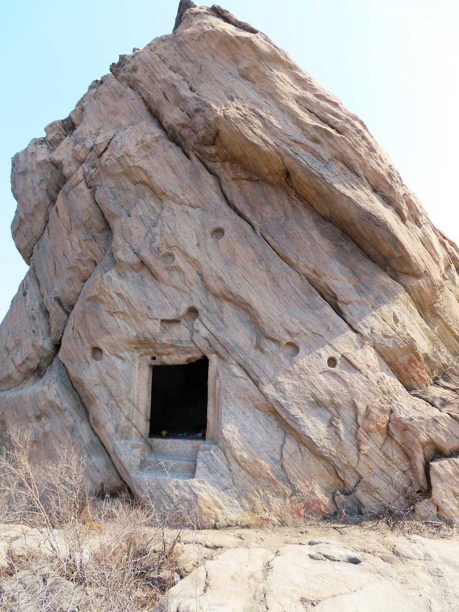 平山县东林山西林山石窟雕像