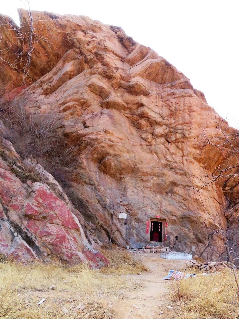 平山县东林山西林山石窟雕像