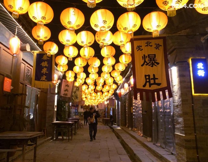 土门关夜景惊人灯光秀打铁花