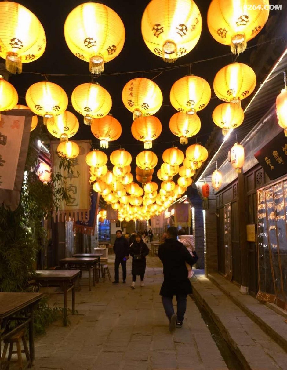 土门关夜景惊人灯光秀打铁花